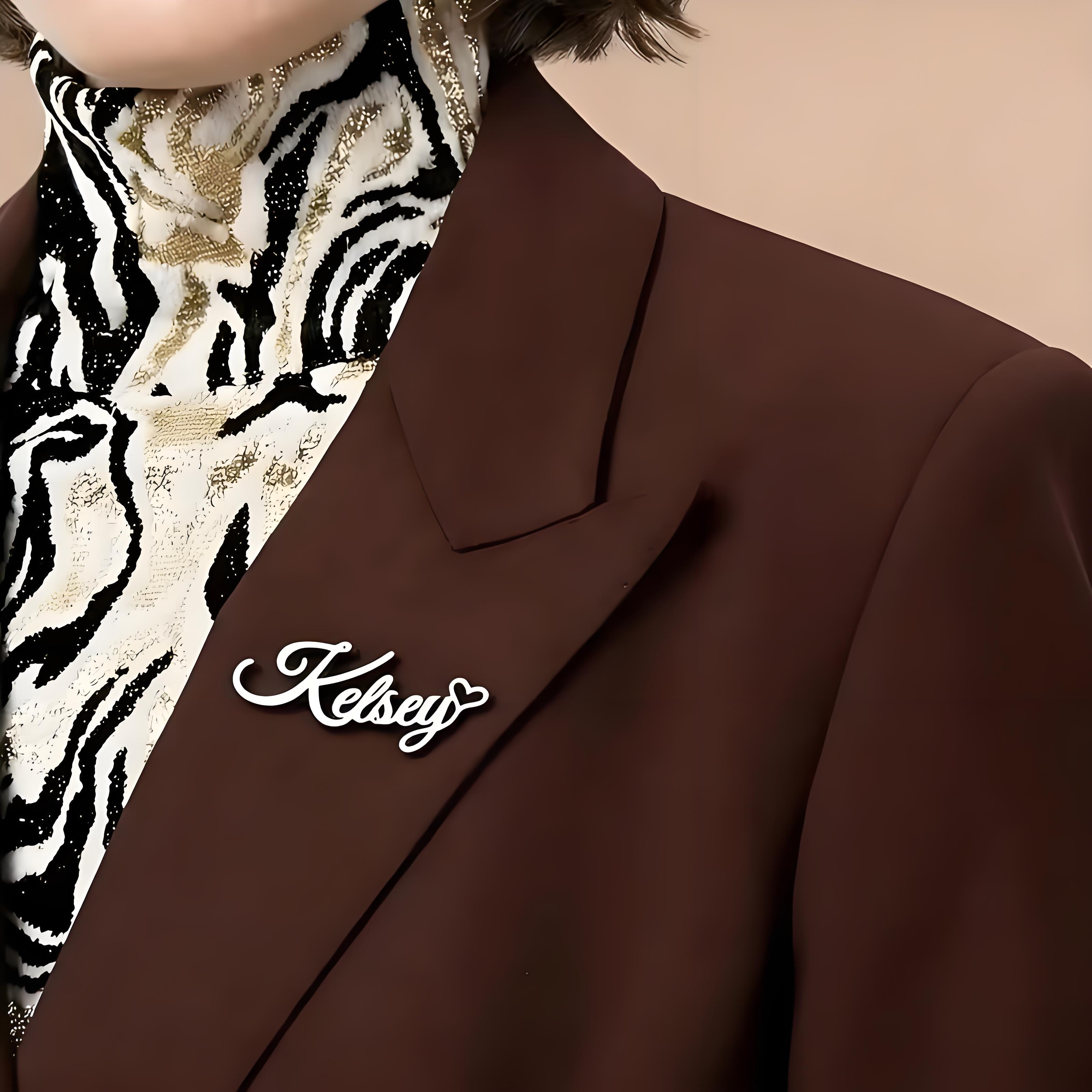 Custom Cursive Name Lapel Pin  - Embroidery Texture のレビューと価格
